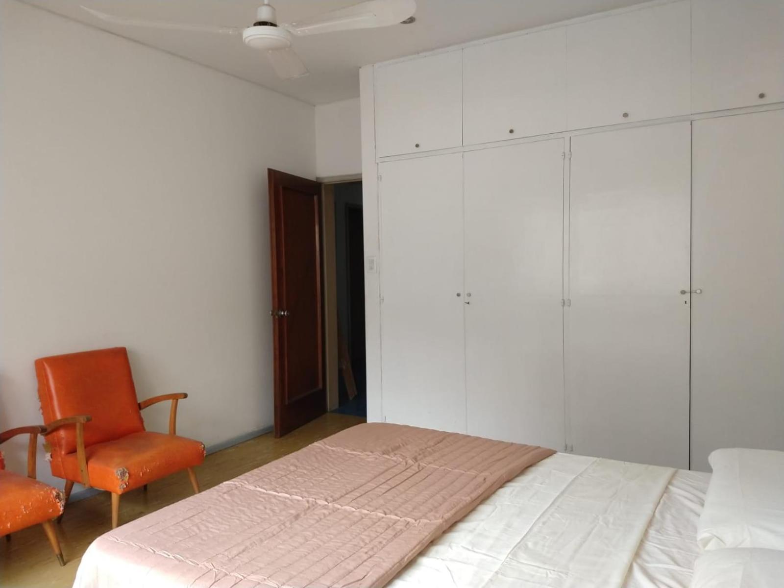 Habitación en casa particular Con Bano Compartido En Departamento Mid Century Modern