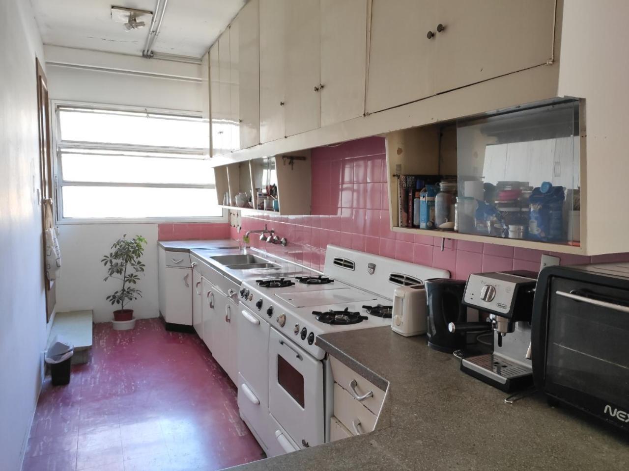 Habitación en casa particular Con Bano Compartido En Departamento Mid Century Modern