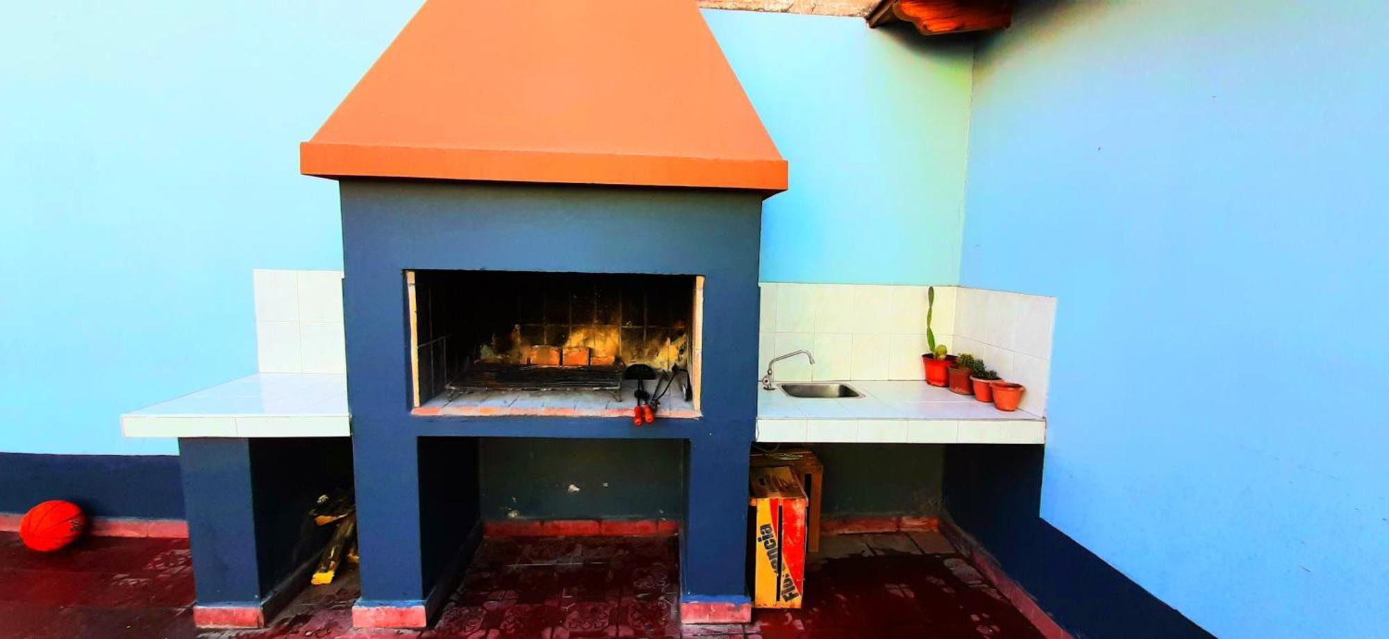 Holiday home Casa Ideal Turistas En Mendoza, Ubicacion Perfecta, Patio Con Parrilla Y Parking Privado Gratis A 100 Mts *