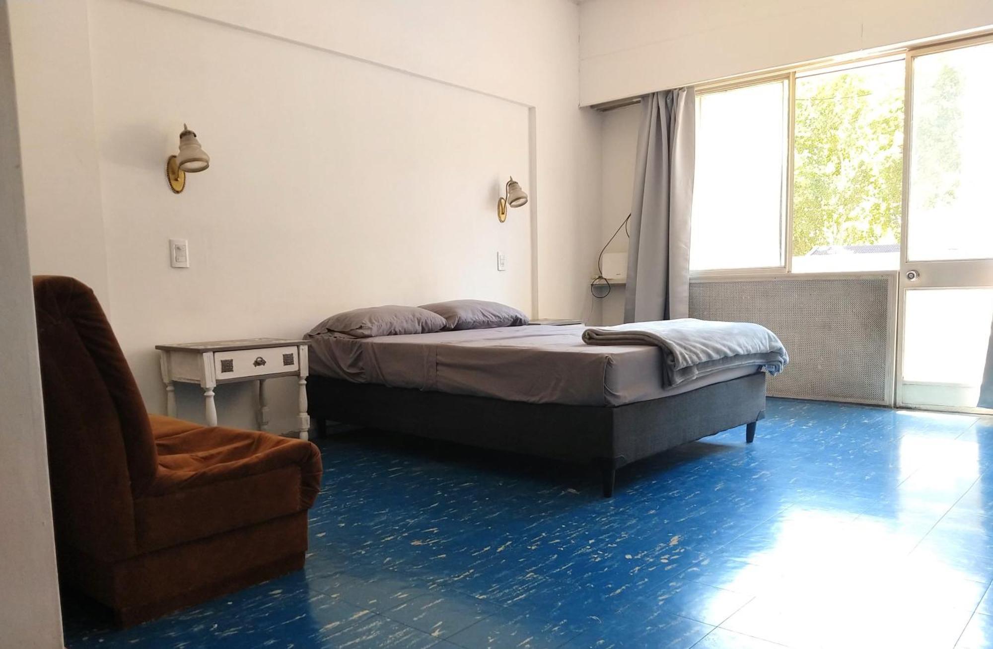 Con Bano Compartido En Departamento Mid Century Modern Habitación en casa particular