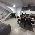 Departamento amueblado a estrenar con capacidad hasta 6 personas incluye camas,ropa de cama , vajilla completa, artefactos de cocina eléctricos, smartTV, 3 habitaciones , 2 Baños, patio con churasquera y cochera hasta 3 autos
