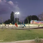 Departamento amueblado a estrenar con capacidad hasta 6 personas incluye camas,ropa de cama , vajilla completa, artefactos de cocina eléctricos, smartTV, 3 habitaciones , 2 Baños, patio con churasquera y cochera hasta 3 autos