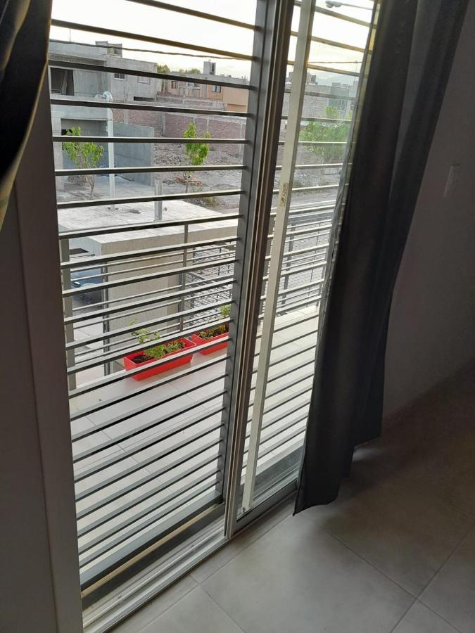 Departamento Amueblado A Estrenar Con Capacidad Hasta 6 Personas Incluye Camas,ropa De Cama , Vajilla Completa, Artefactos De Cocina Eléctricos, Smarttv, 3 , 2 Baños, Patio Con Churasquera Y Cochera Hasta 3 Autos * Mendoza