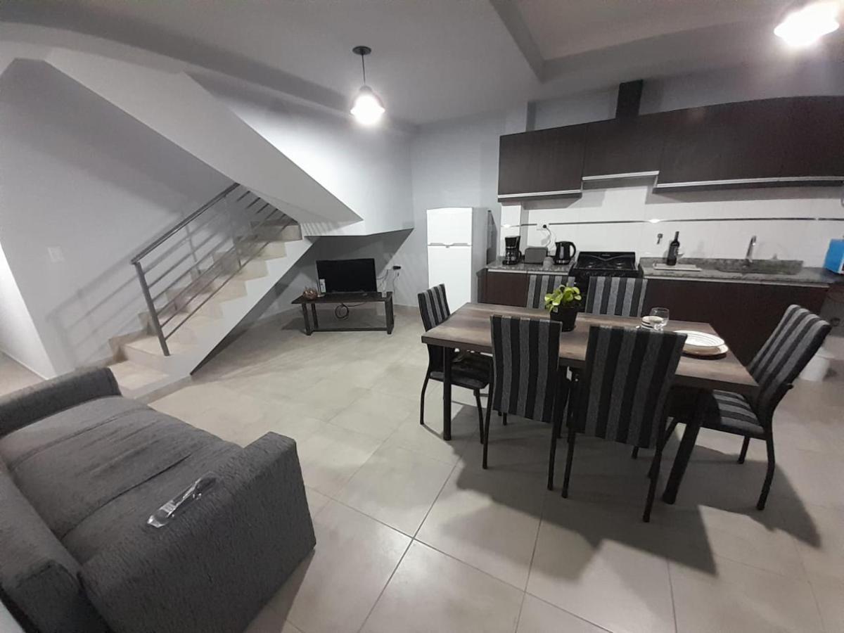Departamento Amueblado A Estrenar Con Capacidad Hasta 6 Personas Incluye Camas,ropa De Cama , Vajilla Completa, Artefactos De Cocina Eléctricos, Smarttv, 3 , 2 Baños, Patio Con Churasquera Y Cochera Hasta 3 Autos * Mendoza