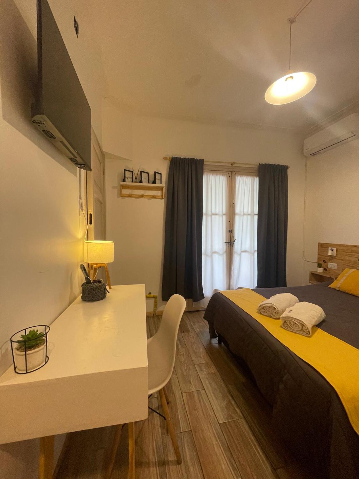 Hostal Mora International