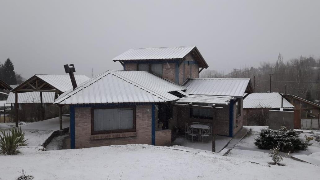 Chalet Casona Familiar Potrerillos Y *