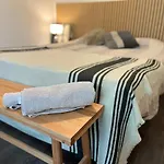 Hermosa habitación con parque y piscina
