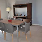 Departamento Completo, Cochera, Parrilla. Zona Parque Central
