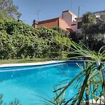 Hermosa habitación con parque y piscina