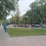A Metros De La Plaza Independencia