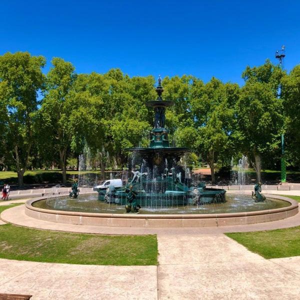 Es Montana, Paz Y Malbec * Mendoza