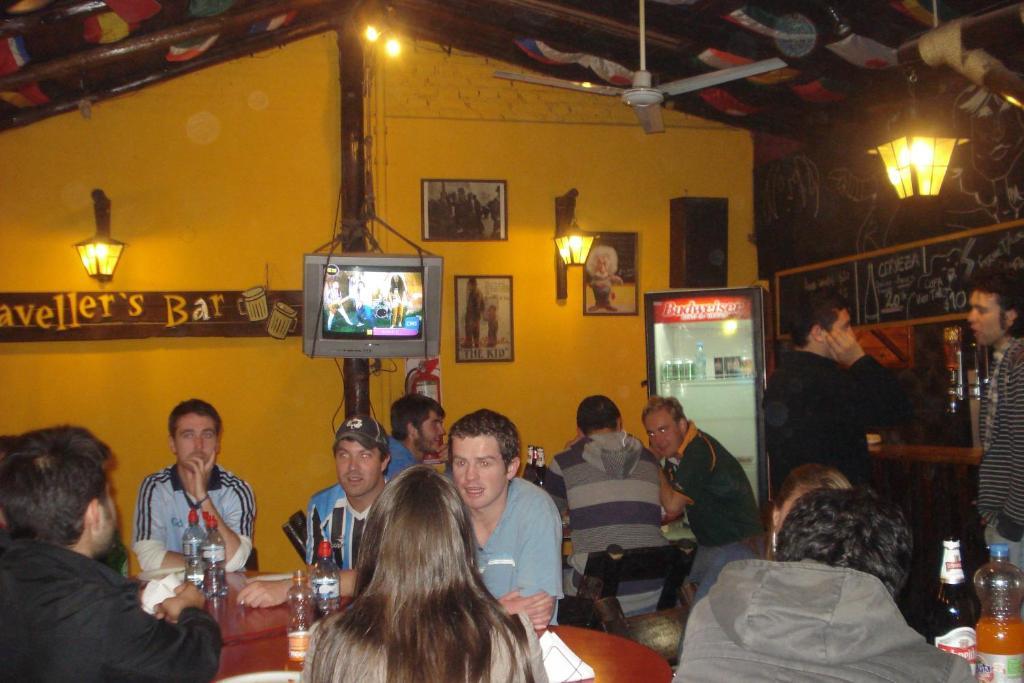 Campo Base Youth Hostal *