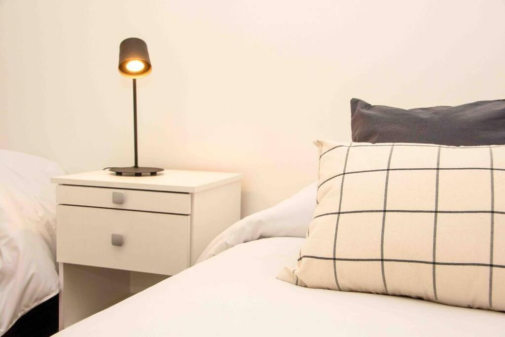 Casa Huesped V En El Corazon De La Ciudad, A Una Cuadra De Peatonal, Con Parking Privado A 100 Metros! *