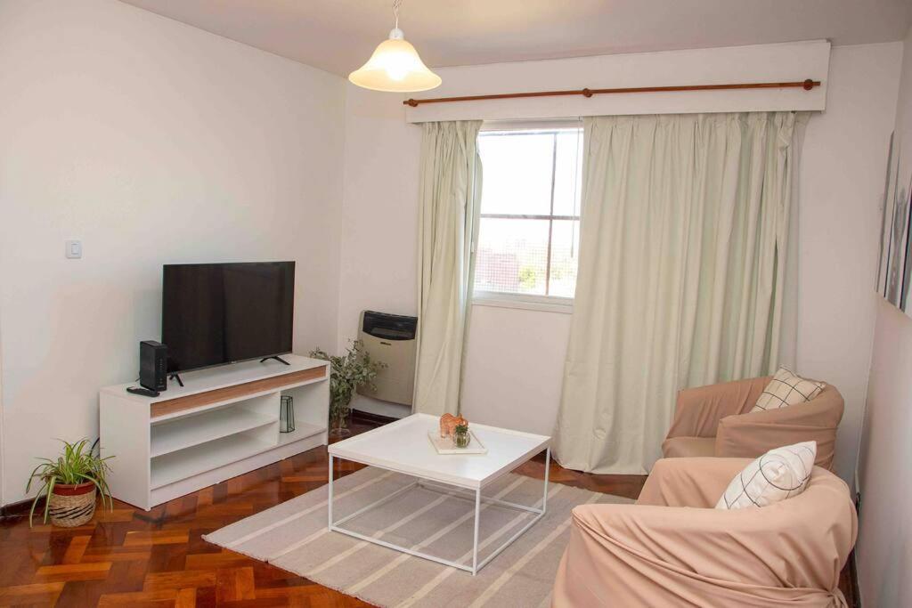 Casa Huesped V En El Corazon De La Ciudad, A Una Cuadra De Peatonal, Con Parking Privado A 100 Metros! *