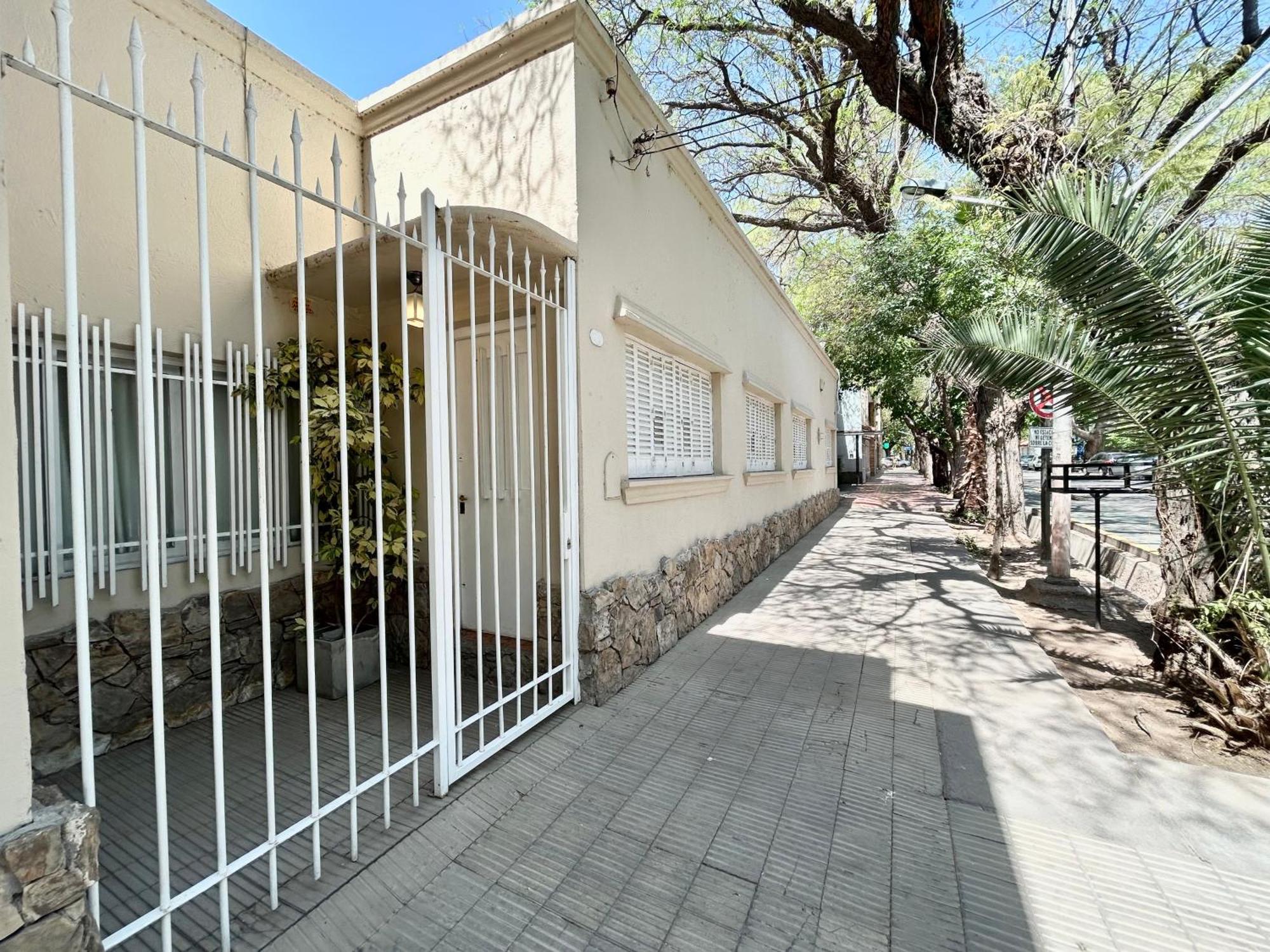 Casa Rosas En La Mejor Zona De Quinta Seccion * Mendoza