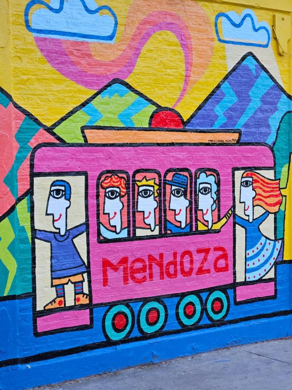Es Montana, Paz Y Malbec