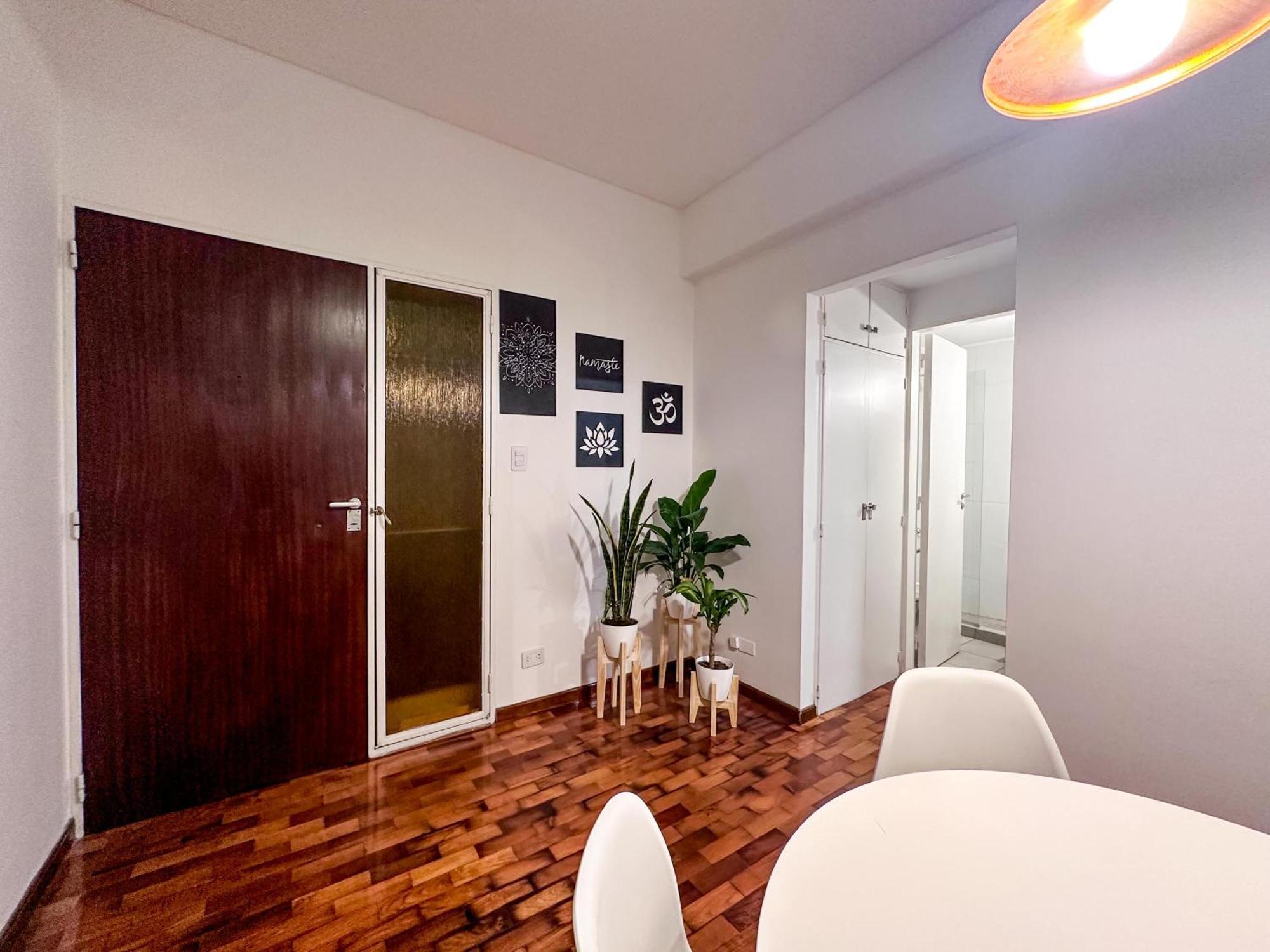 Departamento Peatonal Sarmiento Pleno Centro 3-4 Personas, Con Cochera Gratis !