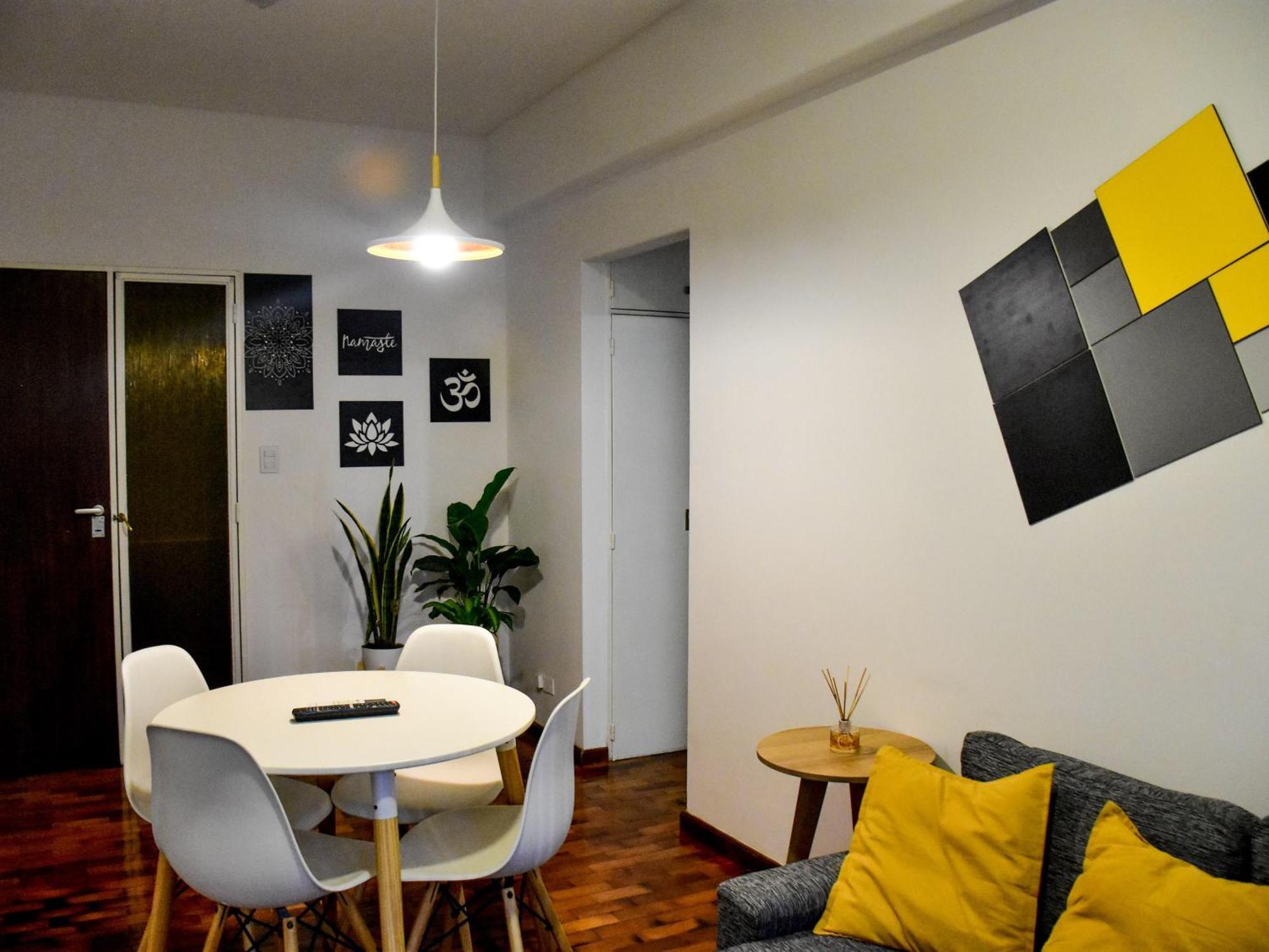 Departamento Peatonal Sarmiento Pleno Centro 3-4 Personas, Con Cochera Gratis !