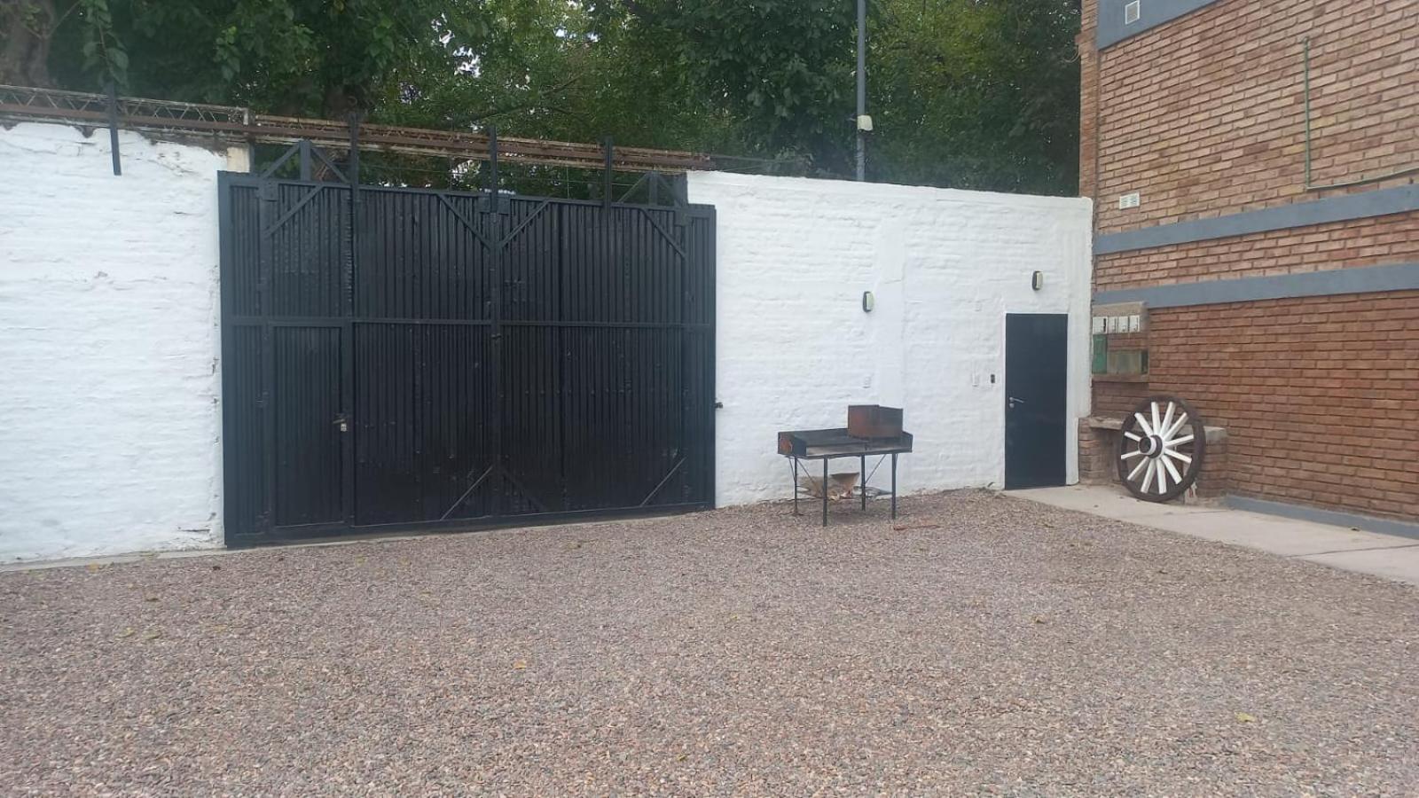 Willy - En Zona Residencial Con Estacionamiento * Mendoza