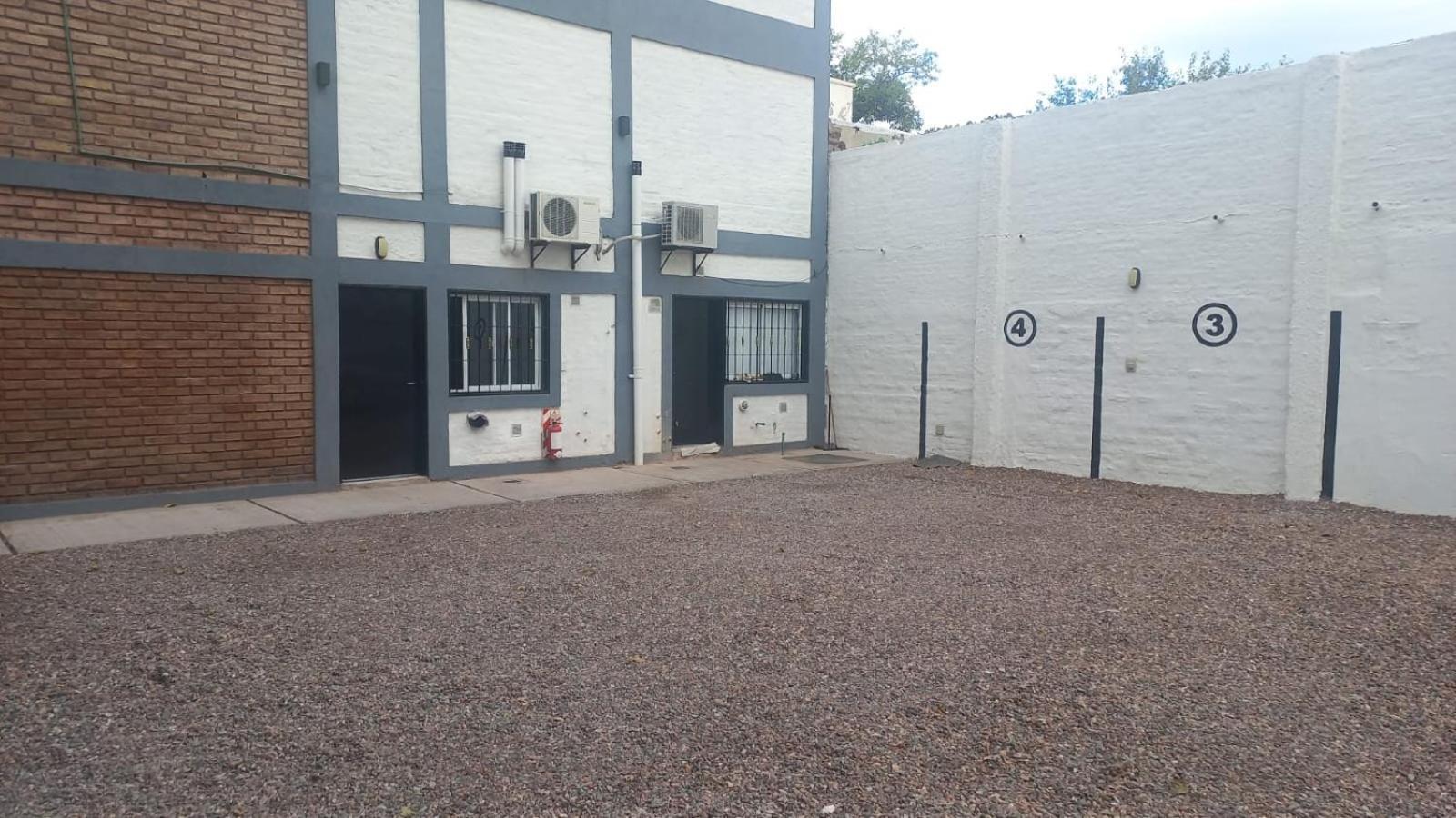 Willy - En Zona Residencial Con Estacionamiento