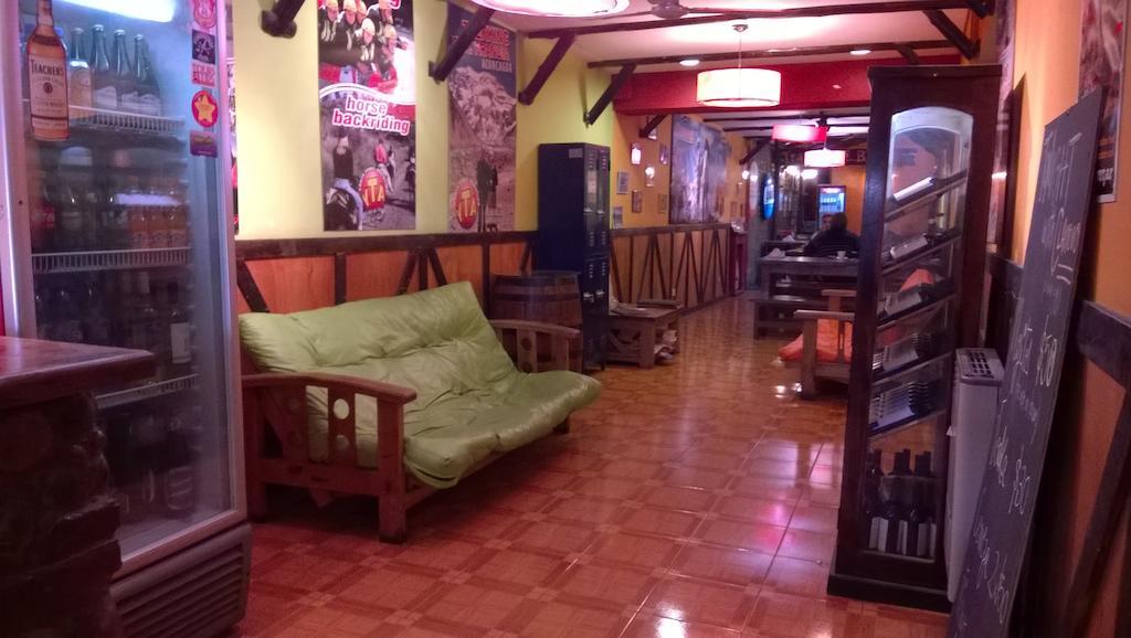 Campo Base Youth Hostal *