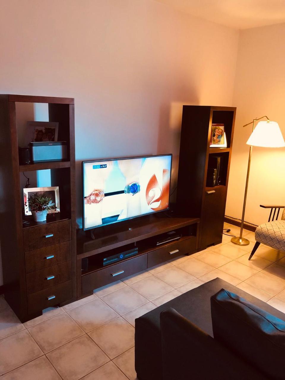 Amplio Departamento -excelente Ubicacion- Con Cochera Apartamento