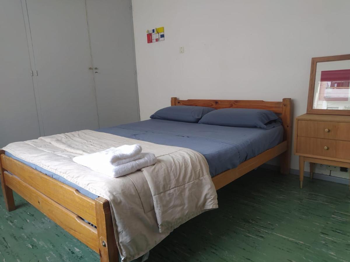 Homestay Con Bano Compartido En Departamento Mid Century Modern Mendoza