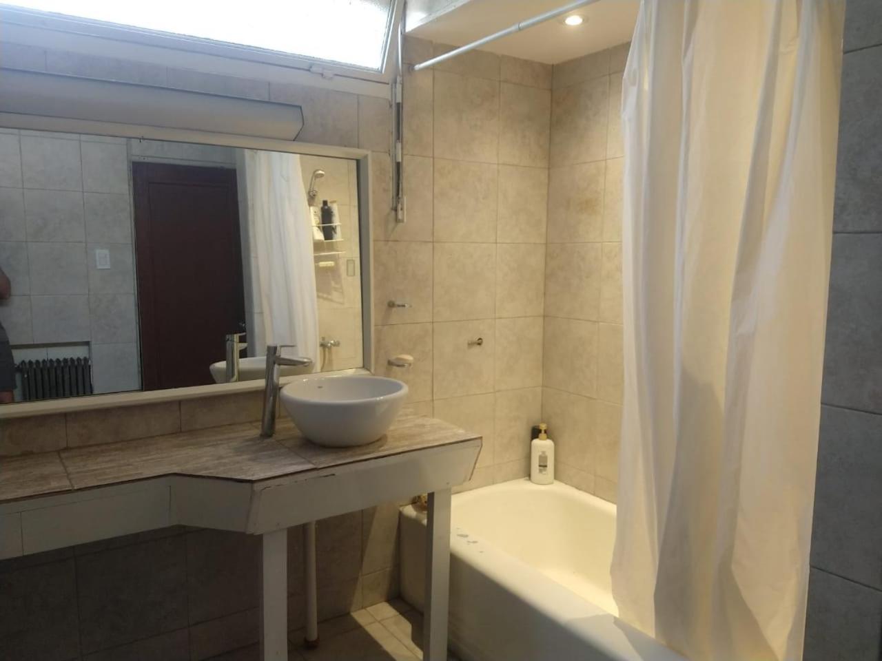 Homestay Con Bano Compartido En Departamento Mid Century Modern Mendoza