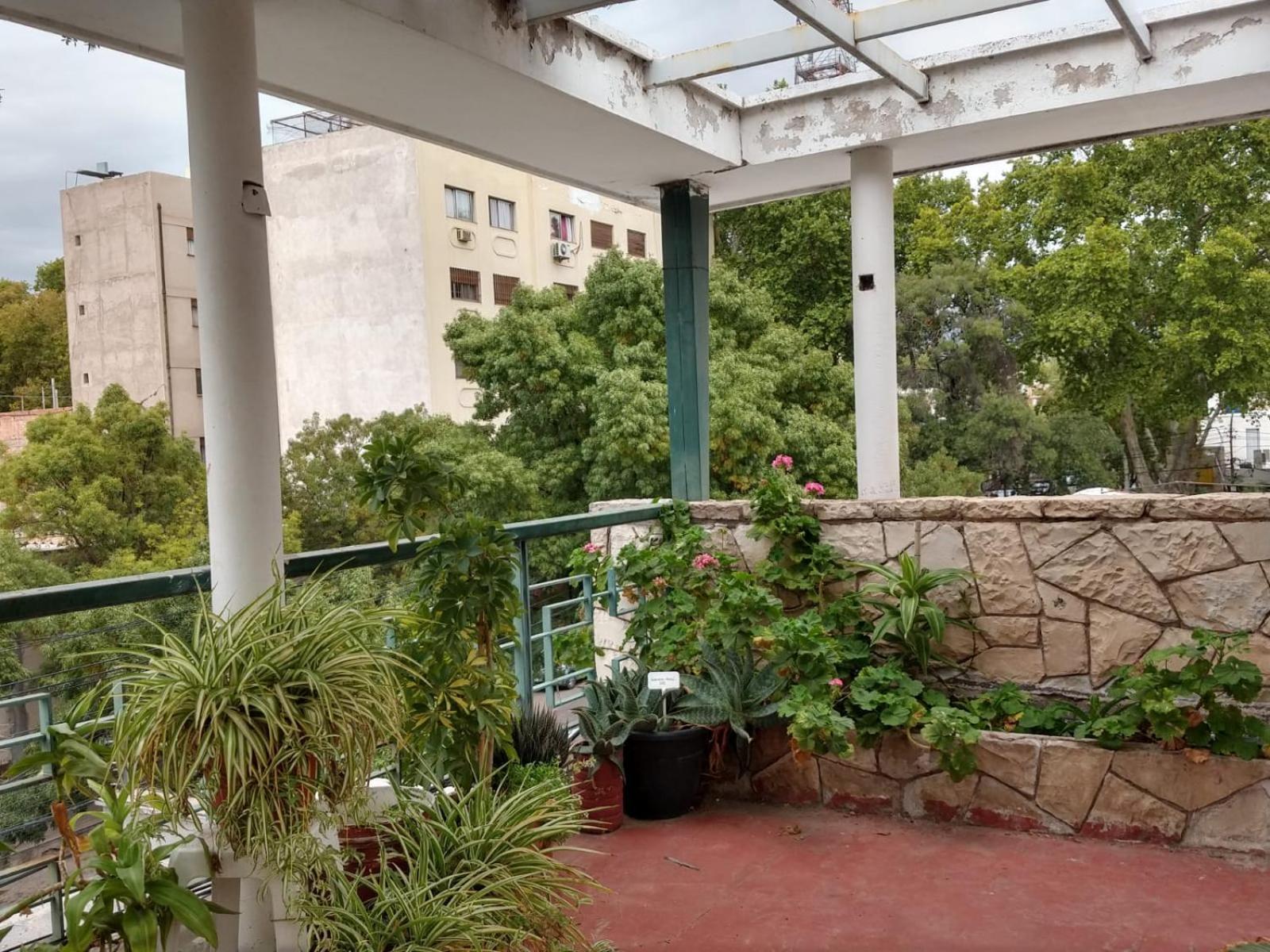 Homestay Con Bano Compartido En Departamento Mid Century Modern Mendoza